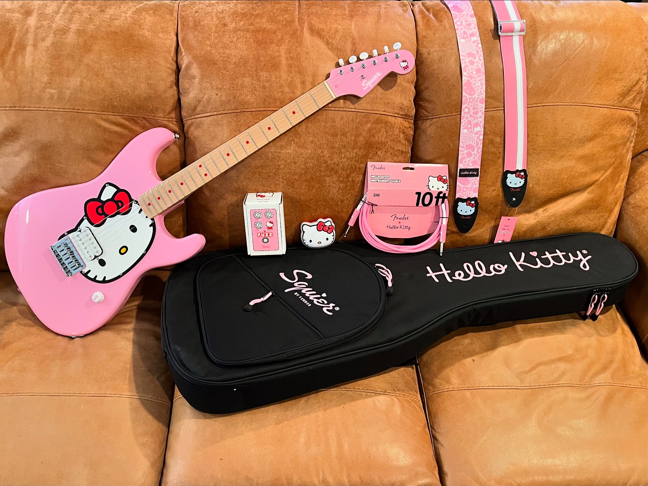 Squier Hello Kitty Stratocaster ストラップ付属 Squier x Hello Kitty Pink Stratocaster with Gig Bag Package| Black