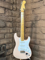 
              Fender Custom Shop Limited Edition 70th Anniversary 1954 Stratocaster Journeyman Relic - Faded Shell Pink (New)
            